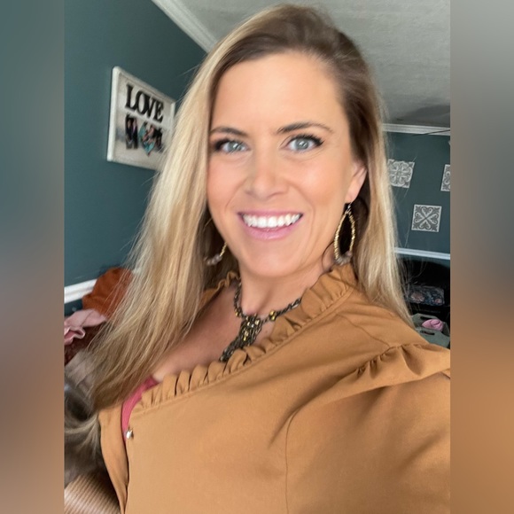 Meet your Posher, Danielle - Picture 3 of 3